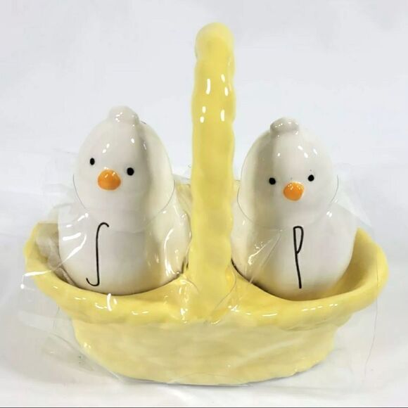 2022 Rae Dunn White Chick Salt and Pepper Shakers In Yellow Easter Basket New - Picture 1 of 5
